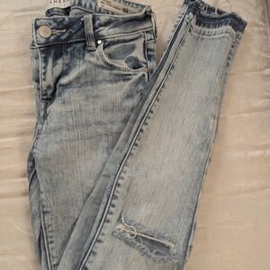 Bullhead Women's Faded Blue Skinny Jeans